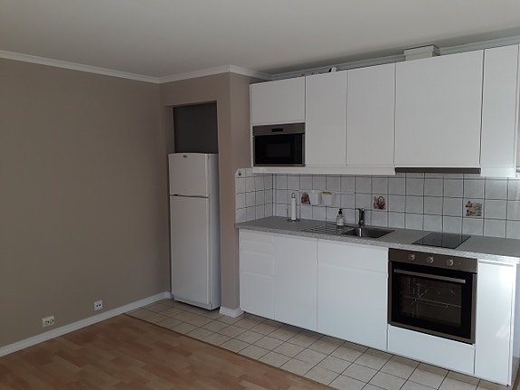Kjøkken med hvitevarer (kjøleskap m/fryser, mikro, komfyr og oppvaskmaskin)