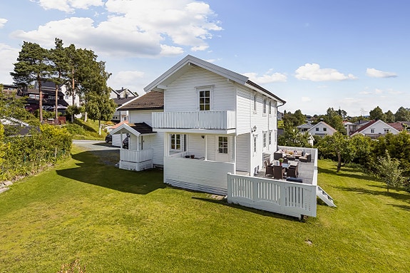 Velkommen til en stor enebolig med garasje og utleiedel. Drømmer du om å ha en stor tomt i et rolig boligstrøk, men likevel kort vei inn til sentrum? Da kan dette være riktig for deg.