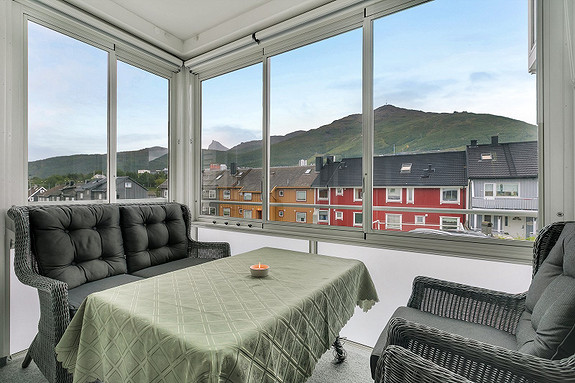 Balkong med utsikt mot Narvikfjellet