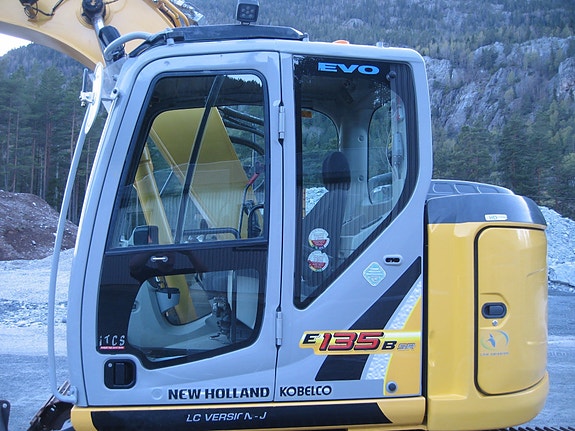 Kobelco New Holland E135BSR EVO HYTTE 2 of 5