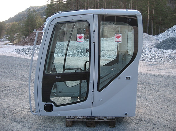 Kobelco New Holland E135BSR EVO HYTTE 4 of 5