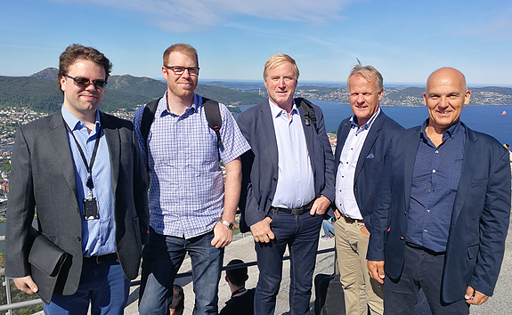 En fin gjeng utviklere og samarbeidspartnere på vei til prosjektmøte på Fløyen