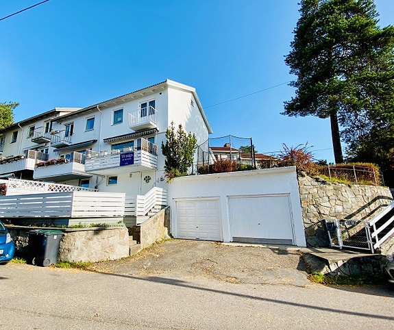 Høgdaveien 36d - Rekkehus over tre etasjer med garasje og solrik hage.