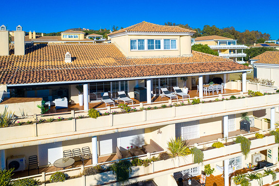 Stor, privat penthouse med fantastisk takterrasse nær Artola strand, Marbella