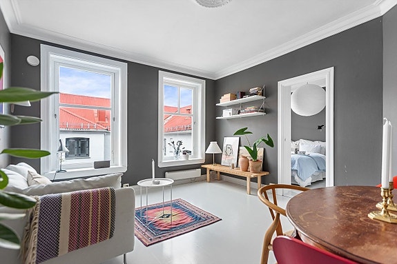 Vakker og lys stue med store vindusflater