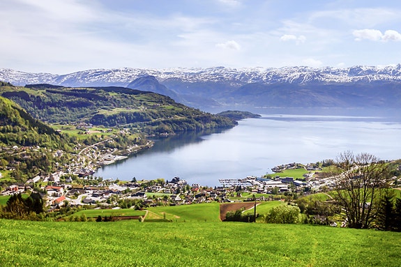 Hotellet ligger vakkert til ved fjorden