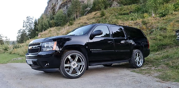 Chevrolet Suburban 2 of 5