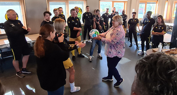 Fra Erna Solbergs besøk hos Bodø/Glimts gatelag - der hun offentliggjorde at Fotballstiftelsen har fått plass på statsbudsjettet.