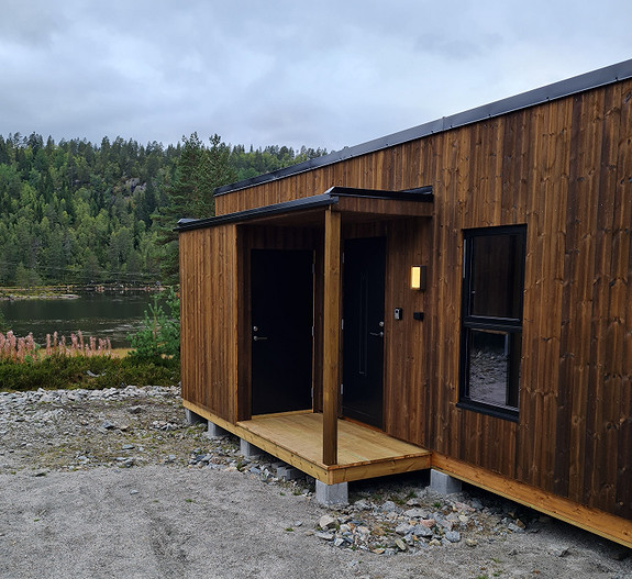 Ved inngangspartiet er det også inngang til utvendig bod