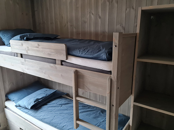 Det ene soverommet leveres med køyeseng. Her er det også rom for en køyeseng/enkeltseng på motsatt side av rommet.