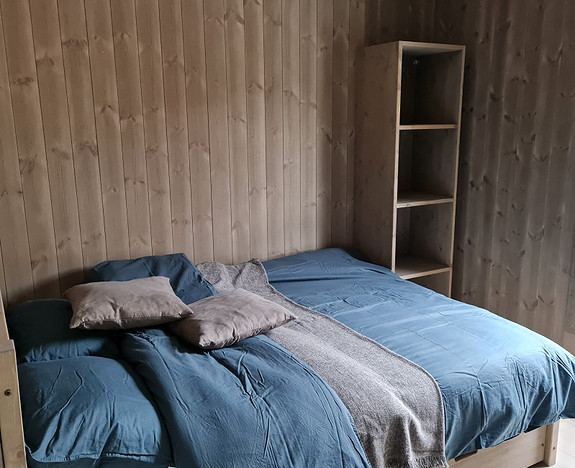 Det er skyvedør inn til begge soverommene for bedre utnyttelse av plassen.