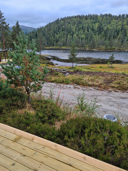 Fra terrassen har du utsikt mot Murtetjønn