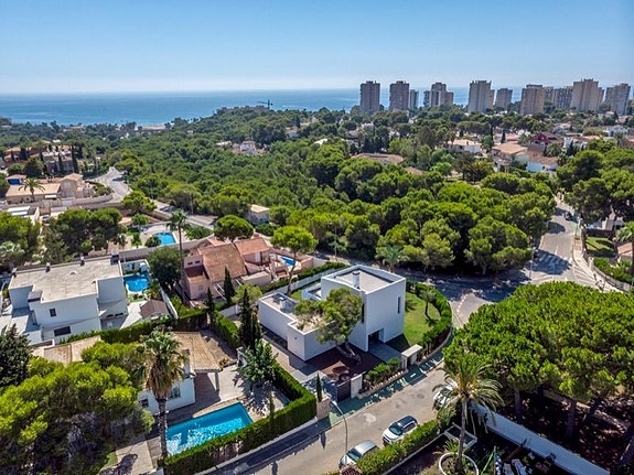 Bruk en megler med gode referanser - se SPANIA1.no