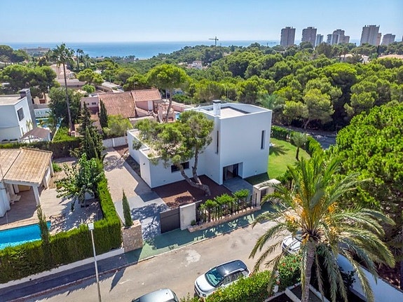 Bruk en megler med gode referanser - se SPANIA1.no