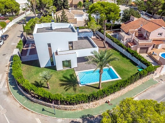 Bruk en megler med gode referanser - se SPANIA1.no