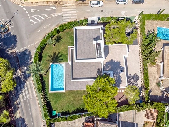 Bruk en megler med gode referanser - se SPANIA1.no