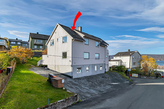 Beliggende i etablert boligområde i Taraldsvik nær ungdomsskole - Sentrumsnært