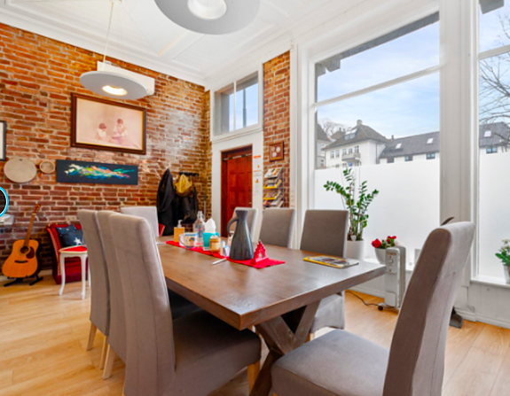 Lyst og fint i 1. etasje. Tøff original murvegg skaper hyggelig miljø