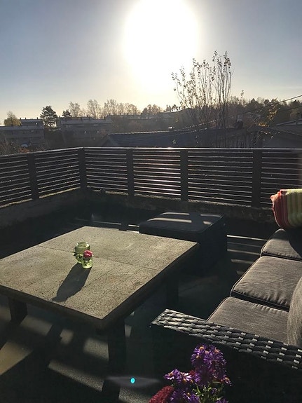Stor terrasse med god utsikt mot øst og syd