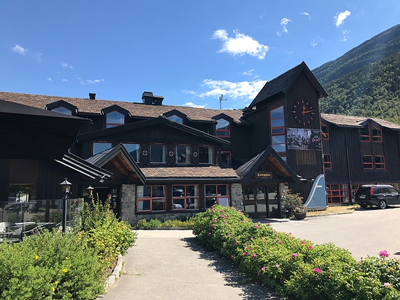 Tradisjonsrike Fossberg hotell midt i nasjonalparklandsbyen Lom