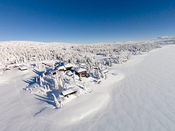 Sjusjøen og hotellet på vinteren.