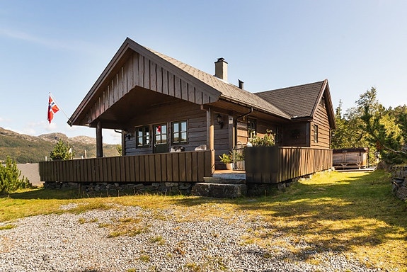 Kvamskogen | Lekker hytte, 9 sengeplasser, nydelige uteplasser og jacuzzi!
