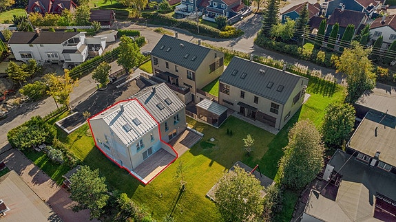 Velkommen til Furuset Allé 29 - halvpart av en tomannsbolig med hybel i kjelleren.