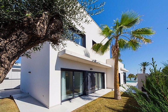 Bruk en megler med gode referanser - se SPANIA1.no