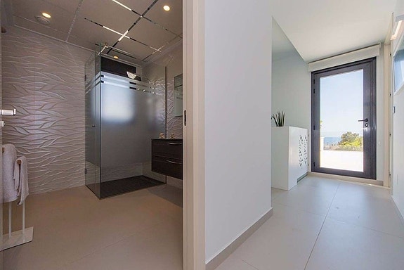 Bruk en megler med gode referanser - se SPANIA1.no