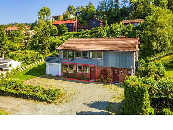 Utleiedel markert med rødt. Godt lysinnslipp.