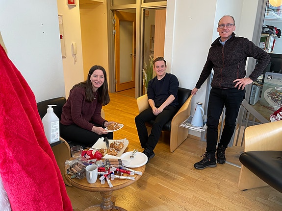 Redaksjonen feirer stadige rekorder med kake. Her har vi nettopp passert 2.000 abonnenter.