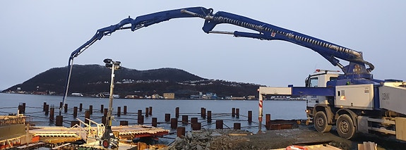 Betongpumpebil ute på oppdrag