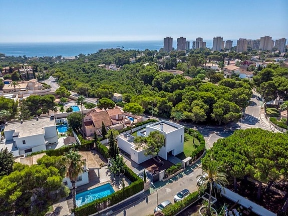 Bruk en megler med gode referanser - se SPANIA1.no