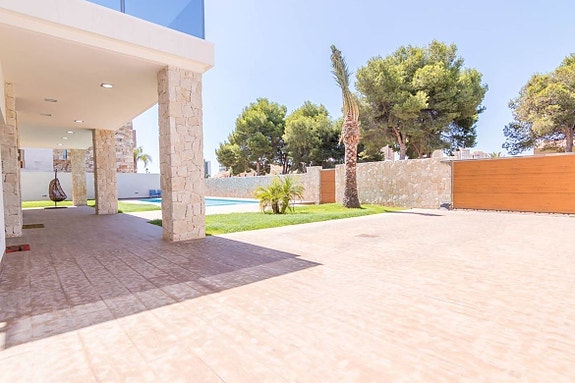 Bruk en megler med gode referanser - se SPANIA1.no