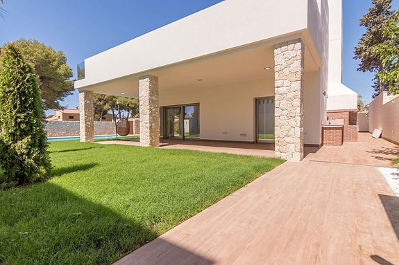 Bruk en megler med gode referanser - se SPANIA1.no