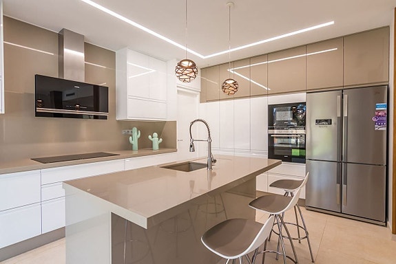 Bruk en megler med gode referanser - se SPANIA1.no