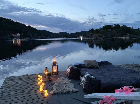 Solrik hytte med brygge og båt i Risør til utleie sommer 2024
