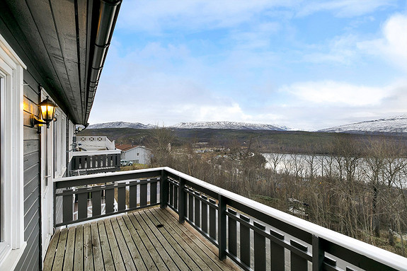 Balkong med utsikt mot sjø og fjell