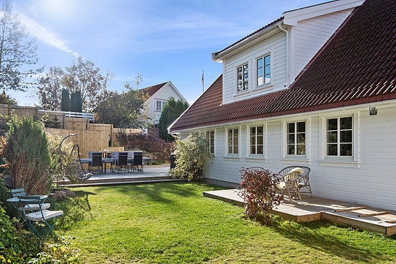 Hage med plass til beplanting og lek