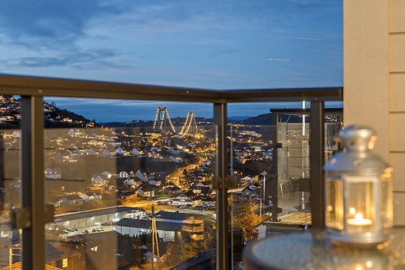 Ettertraktet familiebolig fra 2019. Høy standard, garasje, toppterrasse, terrasse og fantastisk utsikt.