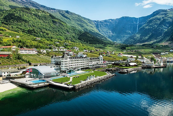 Hotel Ullensvang - lokalisert ved kanten av Sørfjorden i Hardanger