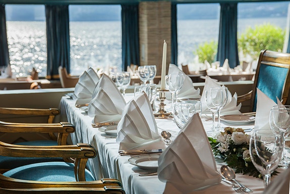 Hotel Ullensvang - Fullservicehotell med alle fasiliteter. Et utvalg av F&B konsepter.