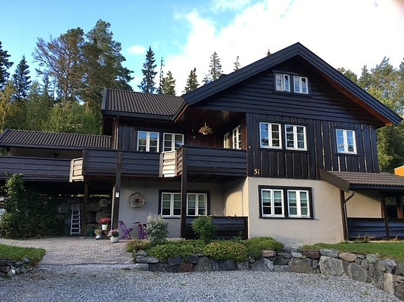 Oppkjørsel med en parkeringsplass.
