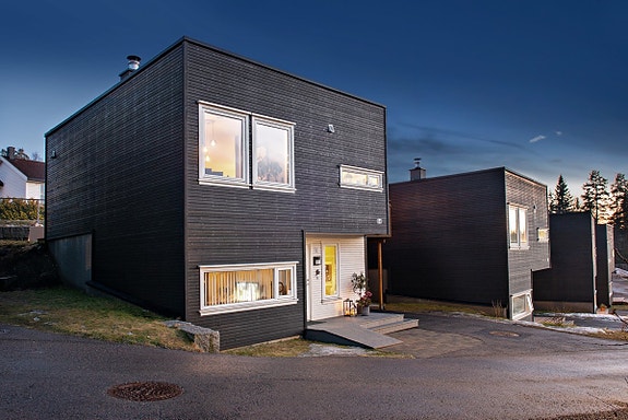 Nyere (2015), moderne enebolig på 132 m² | Solrik hage og veranda | Peis | Umiddelbar nærhet til skog | Stenbråten skole