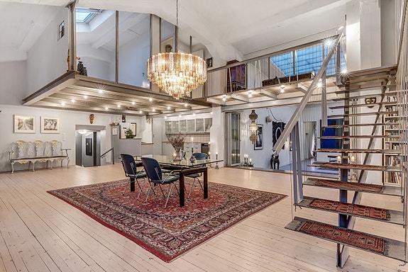 EiendomsMegler 1 v/Anders Glasø har gleden av å presentere denne særegne leiligheten over to plan på hele 430m² BRA. Boligen er arkitekttegnet av Henrik E. Nielsen i 1997.