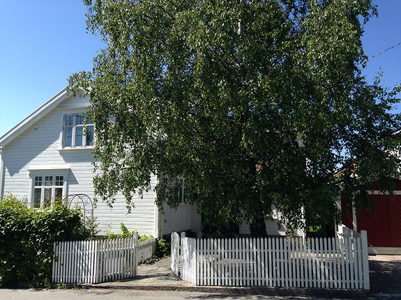 Sjarmerende hus og hage i Grimstad sentrum.