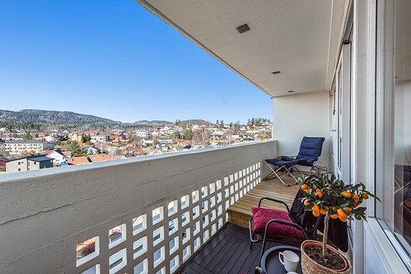 Balkongen ligger høyt med nydelig utsikt. Bygget en forhøyet platting for ekstra sol i godstolene.