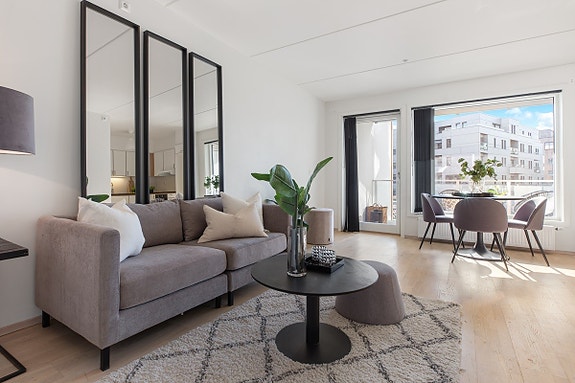 Store vindusflater med mye sol fra en vestvendt balkong