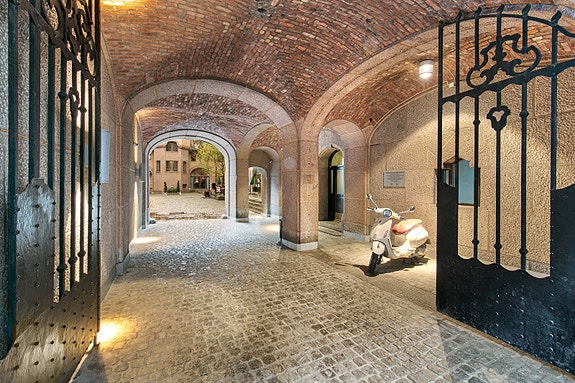 Prinsens gate 8 - Majestetiske søyle -og bueganger rammer inn den vakre bygningen, som på slutten av forrige århundre var hovedpostkontor