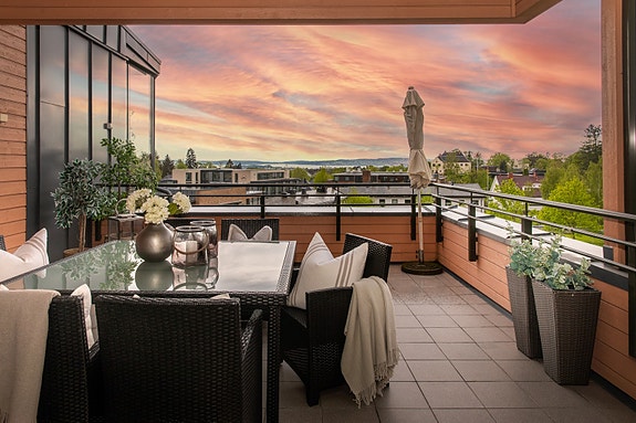 Sisilie Berg i PrivatMegleren har gleden av å presentere Borgenveien 56. En unik topp/-hjørneleilighet med solrik takterrasse og fantastisk utsikt over Oslo og Oslofjorden. Heis, peis og garasje.